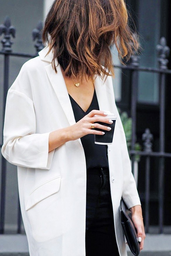 Gọi ý kết hợp đồ công sở mới mẻ cùng blazer trắng